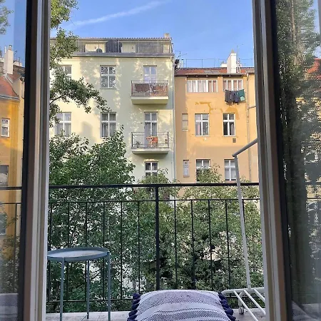 Charming 1bdr Nest With Balcony شقة براغ