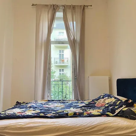 Charming 1bdr Nest With Balcony Apartman