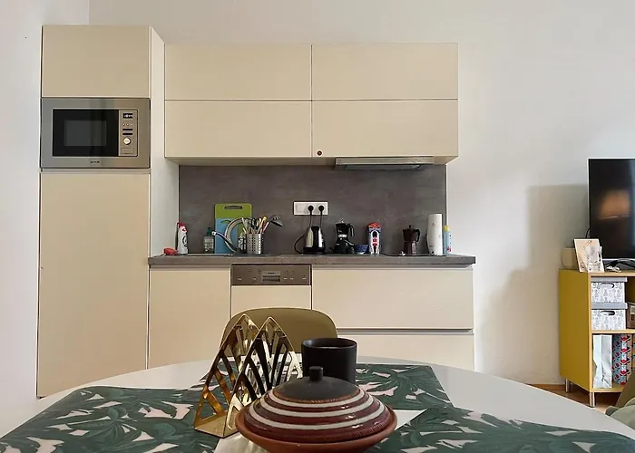 Charming 1bdr Nest With Balcony Lägenhet *