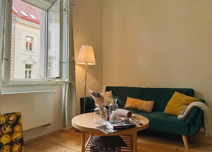 Spacious 1bdr With Balcony In Karlin Lejlighed